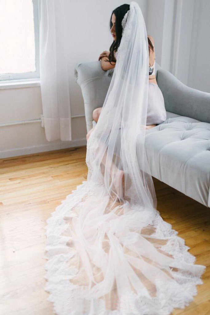 http://www.simibridaldresses.com/cdn/shop/products/ivory_lace_edge_tulle_wedding_veils_1200x1200.jpg?v=1573384061