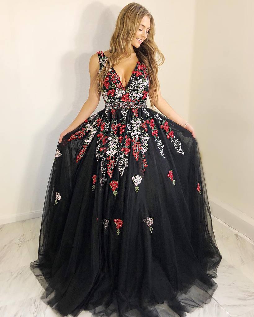 Stunning V Neck Black Evening Dresses with Appliques Sleeveless Long Prom Dresses