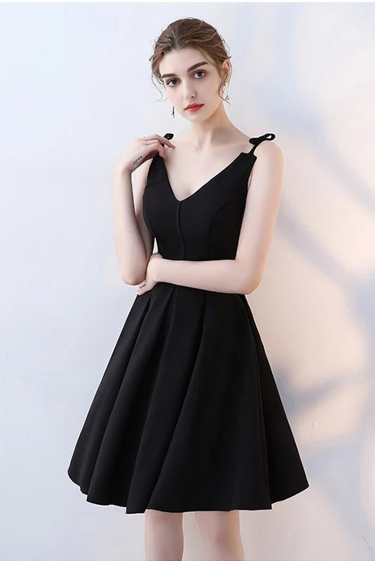 Elegant Black Spaghetti Straps V-neck Homecoming Dresses