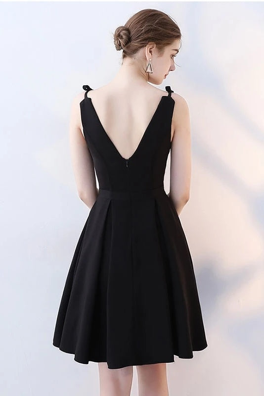 Elegant Black Spaghetti Straps V-neck Homecoming Dresses