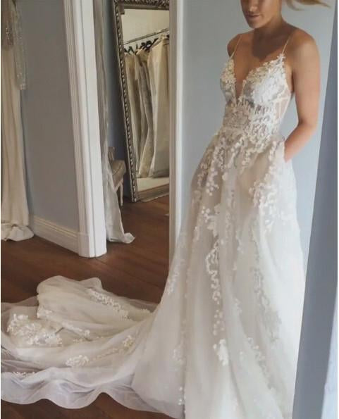 Spaghetti Strap V-Neck Beach Wedding Dresses with Court Train Tulle Bridal Dresses with Lace N1586